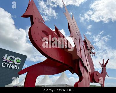 Newport, pays de Galles, Royaume-Uni - 21 juin 2024 : grande œuvre d'art publique de dragon rouge devant le Centre international des congrès du Celtic Manor Resort Banque D'Images