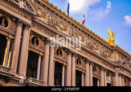 Le Palais Garnier, également connu sous le nom de L'Opéra Garnier, est un opéra historique de Paris Banque D'Images