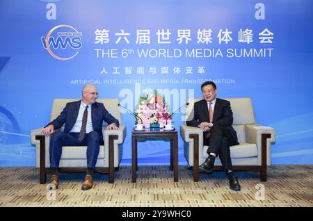 Pékin, Chine. 11 octobre 2024. Le président de l'agence de presse Xinhua, Fu Hua, rencontre le directeur général de TASS, Andrey Kondrashov, qui est en Chine pour assister au sixième Sommet mondial des médias, à Beijing, capitale de la Chine, le 11 octobre 2024. Crédit : Wang Ye/Xinhua/Alamy Live News Banque D'Images