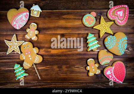 Biscuits de pain d'épices faits maison de Noël sur la table en bois. Vue de dessus, espace de copie Banque D'Images