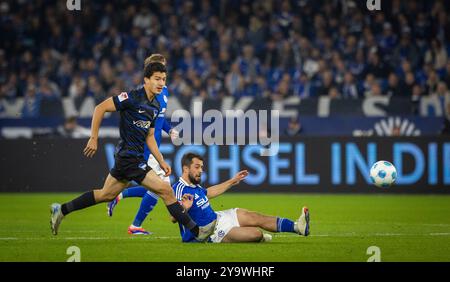 Gelsenkirchen, Allemagne. 05th Oct 2024. Amin Younes (S04) Ibrahim Maza (Hertha) FC Schalke 04 - Hertha BSC Berlin 05.10.2024 Copyright (nur für jour Banque D'Images