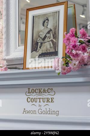 Verrou et code Chapiteaux à Londres, afficher la photo de la reine Elizabeth II Banque D'Images