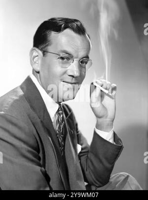 Glenn Miller. Portrait du leader américain du big band, Alton Glen 'Glenn' Miller (1904-1944), Billboard 1943 Music Yearbook Banque D'Images