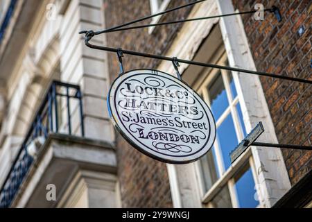 Londres, St James's Lock & Co Hatters panneau dans St James's Street Banque D'Images