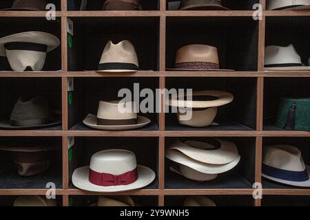 Panama chapeaux dans l'étagère à Lock & Co à St James Street à Londres Banque D'Images