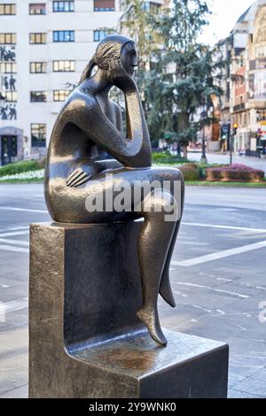 La pensadora, le penseur, 1999, José Luis Fernández, place Carbayón, Oviedo, Asturies, Espagne,. Banque D'Images