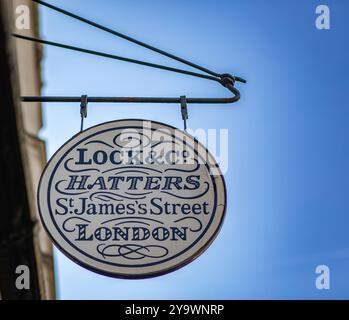 Londres, St James's Lock & Co Hatters panneau dans St James's Street Banque D'Images