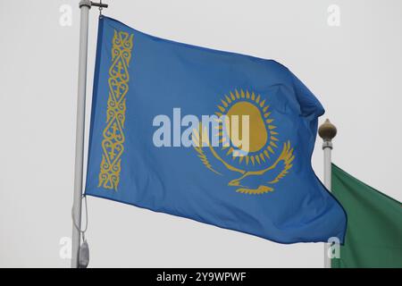 Saint-Pétersbourg, Russie. 10 octobre 2024. Le drapeau national de la République du Kazakhstan, flottant dans le vent sur un mât de drapeau à Saint-Pétersbourg, Russie. (Photo de Maksim Konstantinov/SOPA images/SIPA USA) crédit : SIPA USA/Alamy Live News Banque D'Images