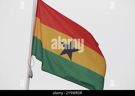 Saint-Pétersbourg, Russie. 10 octobre 2024. Le drapeau national de la République du Ghana, flottant dans le vent sur un mât de drapeau à Saint-Pétersbourg, en Russie. (Photo de Maksim Konstantinov/SOPA images/SIPA USA) crédit : SIPA USA/Alamy Live News Banque D'Images