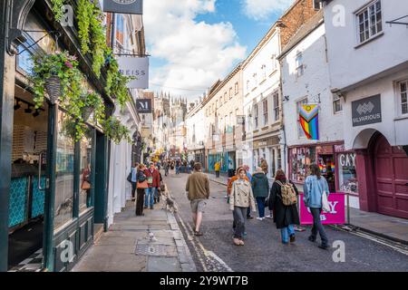 Les amateurs de shopping et les touristes négocient les rues étroites et les ruelles de la ville aciente de York, Yorkshire, Angleterre. Banque D'Images