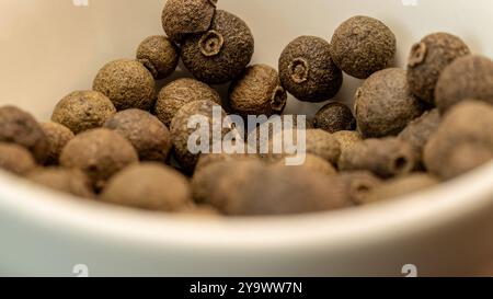 gros plan sur l'allspice. pile de piment entier, texture , macro. Banque D'Images