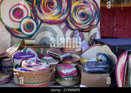 Tapis tissés et paniers à partir de feuilles de palmier séchées avec une vue agrandie. Arts et artisanat traditionnels Banque D'Images