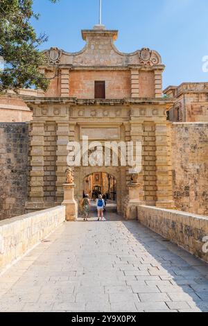 MDINA, MALTE - 02 SEPTEMBRE 2024 : les visiteurs entrent à Mdina par la porte principale. Mdina est une ville médiévale fortifiée enfermée dans des bastions. Il servait de Malt Banque D'Images