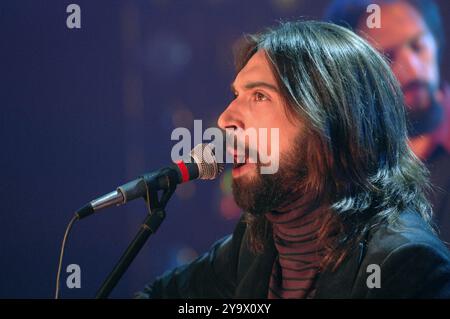 Milan Italie 25/10/2006 : Francesco Sarcina chanteur du groupe de rock italien le Vibrazioni, lors de l'émission musicale "CD Live 2006" Banque D'Images