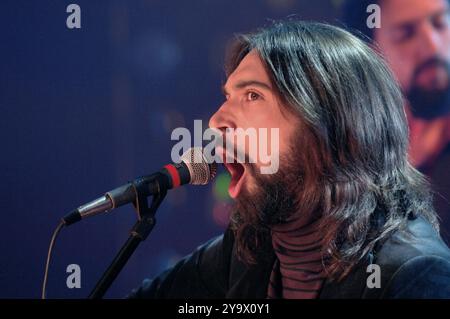 Milan Italie 25/10/2006 : Francesco Sarcina chanteur du groupe de rock italien le Vibrazioni, lors de l'émission musicale "CD Live 2006" Banque D'Images