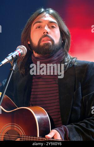 Milan Italie 25/10/2006 : Francesco Sarcina chanteur du groupe de rock italien le Vibrazioni, lors de l'émission musicale "CD Live 2006" Banque D'Images