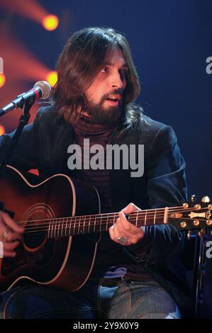 Milan Italie 25/10/2006 : Francesco Sarcina chanteur du groupe de rock italien le Vibrazioni, lors de l'émission musicale "CD Live 2006" Banque D'Images