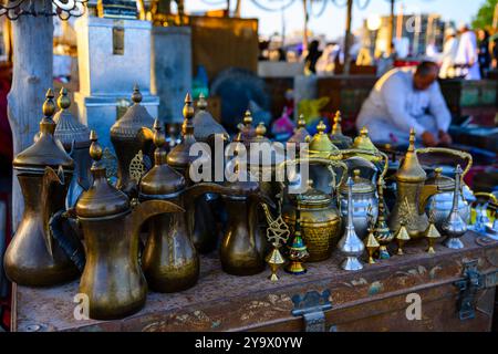 Doha, Qatar - 29 novembre 2023 : un homme arabe répare un filet de pêche pendant le festival des roulements à voile dans le village de Katara. Banque D'Images