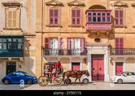 MDINA, MALTE - 02 SEPTEMBRE 2024 : les visiteurs explorent Mdina dans une calèche. Mdina était autrefois une capitale de Malte et est maintenant l'un des principaux tours Banque D'Images