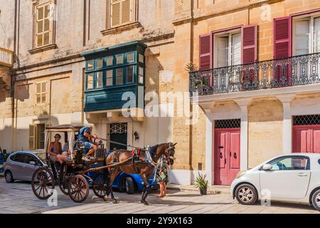 MDINA, MALTE - 02 SEPTEMBRE 2024 : les visiteurs explorent Mdina dans une calèche. Mdina était autrefois une capitale de Malte et est maintenant l'un des principaux tours Banque D'Images