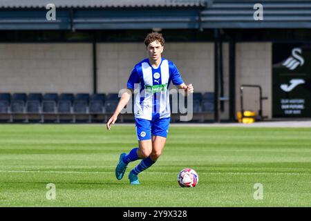 Landore, Swansea, pays de Galles. 14 septembre 2024. Sam Bolland de Wigan Athletic sur le ballon lors du match de la Ligue de développement professionnel des moins de 18 ans entre Swansea City et Wigan Athletic au JOMA High performance Centre à Landore, Swansea, pays de Galles, Royaume-Uni le 14 septembre 2024. Crédit : Duncan Thomas/Majestic Media. Banque D'Images