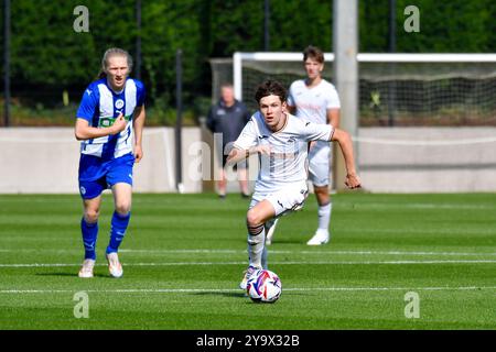 Landore, Swansea, pays de Galles. 14 septembre 2024. Aidan Higgins de Swansea City sur le ballon lors du match de la Ligue de développement professionnel des moins de 18 ans entre Swansea City et Wigan Athletic au JOMA High performance Centre à Landore, Swansea, pays de Galles, Royaume-Uni le 14 septembre 2024. Crédit : Duncan Thomas/Majestic Media. Banque D'Images