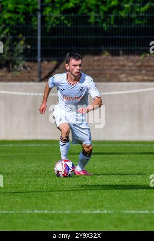 Landore, Swansea, pays de Galles. 14 septembre 2024. Josh Pescatore de Swansea City sur le ballon lors du match de la Ligue de développement professionnel des moins de 18 ans entre Swansea City et Wigan Athletic au JOMA High performance Centre à Landore, Swansea, pays de Galles, Royaume-Uni le 14 septembre 2024. Crédit : Duncan Thomas/Majestic Media. Banque D'Images