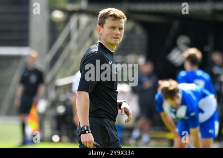 Landore, Swansea, pays de Galles. 14 septembre 2024. L'arbitre Adam McAnoy lors du match de la Ligue de développement professionnel des moins de 18 ans entre Swansea City et Wigan Athletic au JOMA High performance Centre à Landore, Swansea, pays de Galles, Royaume-Uni le 14 septembre 2024. Crédit : Duncan Thomas/Majestic Media/Alamy Live News. Banque D'Images