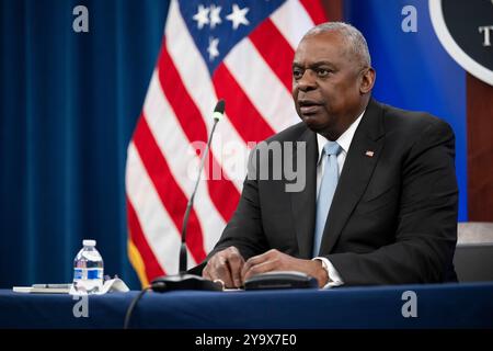 Washington, États-Unis d'Amérique. 10 octobre 2024. Washington, États-Unis d'Amérique. 10 octobre 2024. Le secrétaire américain à la Défense, Lloyd Austin, tient une réunion en ligne avec des représentants des organisations de service militaire et des organisations de service aux anciens combattants pour une table ronde virtuelle depuis le Pentagone, le 10 octobre 2024, à Washington, DC crédit : PO1 Alexander Kubitza/DOD photo/Alamy Live News Banque D'Images