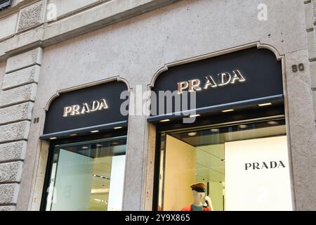 Marque de logo Prada sur la vitrine d'un magasin à Rome , Italie Banque D'Images