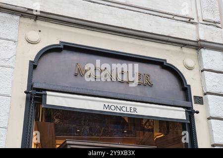 Magasin phare Moncler sur la piazza di Spagna, Rome Italie Banque D'Images