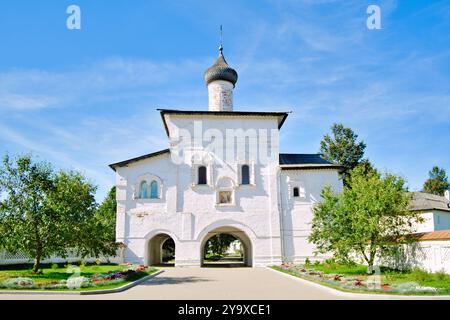 Église porte de l'Annonciation de la Bienheureuse Vierge Marie dans le monastère Spaso-Euphémie à Souzdal, Russie. Ancien monastère orthodoxe. Banque D'Images