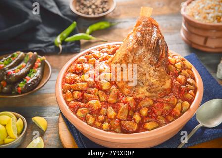 Cuisine arabe ; ragoût d'okra avec jarret de bœuf. Servi avec riz blanc, aubergines marinées épicées et citron. Banque D'Images