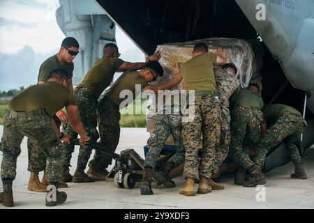 Laoag City, Philippines. 09 octobre 2024. Les Marines des États-Unis avec Rotational Force-Southeast Asia chargent des palettes de fournitures de secours sur un avion tiltrotor MV-22B Osprey, pour aider à la suite du Super typhon Krathon à l'aéroport international de Laoag, le 9 octobre 2024 à Laoag City, Ilocos Norte, Philippines. Krathon a frappé la région emballant des vents de 120 mph et laissant tomber 28 pouces de pluie. Crédit : Sgt. Amelia Kang/US Marines/Alamy Live News Banque D'Images