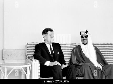 Le président américain John F. Kennedy en visite à Saud bin Abdul-Aziz Al Saud, roi d'Arabie Saoudite à la résidence de Jean Flagler Gonzalez, où le roi Saud a séjourné après une intervention chirurgicale, Palm Beach, Floride, États-Unis, Cecil Stoughton, photographies de la Maison Blanche, 27 janvier 1962 Banque D'Images