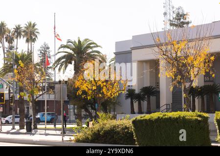 Bakersfield, Californie, États-Unis - 24 novembre 2023 : le soleil de l'après-midi brille sur le noyau urbain historique du centre-ville de Bakersfield. Banque D'Images