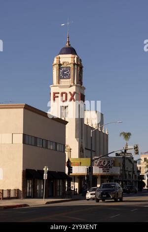 Bakersfield, Californie, États-Unis - 24 novembre 2023 : le soleil de l'après-midi brille sur le noyau urbain historique du centre-ville de Bakersfield. Banque D'Images