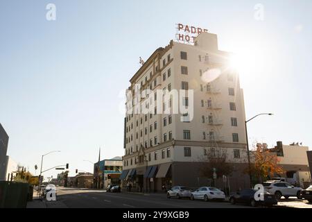 Bakersfield, Californie, États-Unis - 24 novembre 2023 : le soleil de l'après-midi brille sur le noyau urbain historique du centre-ville de Bakersfield. Banque D'Images