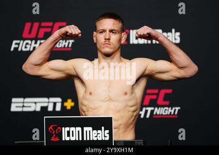 11 octobre 2024, Las Vegas, NV, Las Vegas, NV, États-Unis : Cody Haddon monte sur la balance pour les pesées officielles à l'UFC Apex pour UFC Fight Night - Royval vs Taira - pesées officielles le 11 octobre 2024 à Las Vegas, NV, États-Unis. (Photo de Louis Grasse/PxImages) (crédit image : © Louis Grasse/PX Imagens via ZUMA Press Wire) USAGE ÉDITORIAL SEULEMENT! Non destiné à UN USAGE commercial ! Crédit : ZUMA Press, Inc/Alamy Live News Banque D'Images