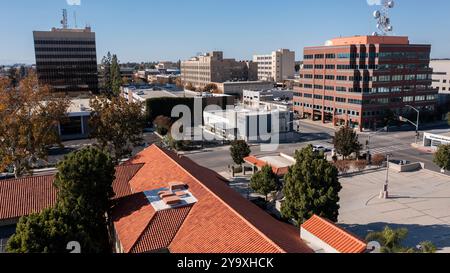 Bakersfield, Californie, États-Unis - 24 novembre 2023 : le soleil de l'après-midi brille sur le noyau urbain historique du centre-ville de Bakersfield. Banque D'Images