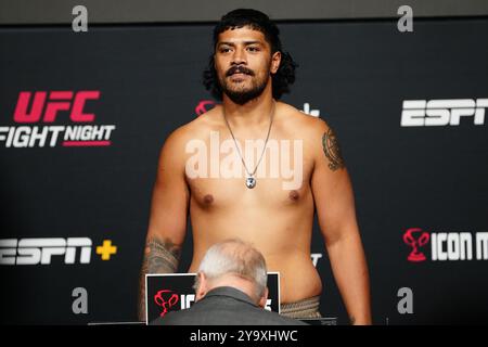 11 octobre 2024, Las Vegas, NV, Las Vegas, NV, États-Unis : Junior Tafa marche sur la balance pour les pesées officielles à l'UFC Apex pour UFC Fight Night - Royval vs Taira - pesées officielles le 11 octobre 2024 à Las Vegas, NV, États-Unis. (Photo de Louis Grasse/PxImages) (crédit image : © Louis Grasse/PX Imagens via ZUMA Press Wire) USAGE ÉDITORIAL SEULEMENT! Non destiné à UN USAGE commercial ! Crédit : ZUMA Press, Inc/Alamy Live News Banque D'Images