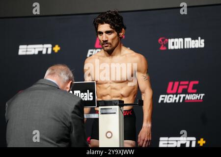 11 octobre 2024, Las Vegas, NV, Las Vegas, NV, États-Unis : Daniel Argueta monte sur la balance pour les pesées officielles à l'UFC Apex pour UFC Fight Night - Royval vs Taira - pesées officielles le 11 octobre 2024 à Las Vegas, NV, États-Unis. (Photo de Louis Grasse/PxImages) (crédit image : © Louis Grasse/PX Imagens via ZUMA Press Wire) USAGE ÉDITORIAL SEULEMENT! Non destiné à UN USAGE commercial ! Crédit : ZUMA Press, Inc/Alamy Live News Banque D'Images