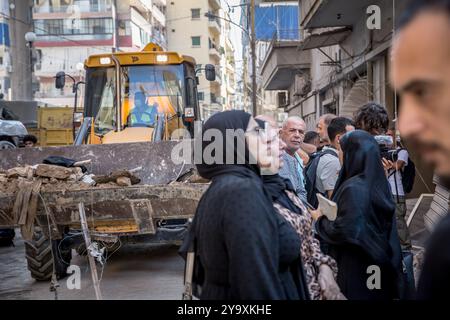 Beyrouth, Liban. 11 octobre 2024. Les habitants observent les dégâts causés par une frappe aérienne israélienne sur la rue Mamoun, dans le quartier de Basta, au centre de Beyrouth. Les frappes aériennes israéliennes ont frappé Beyrouth dans la soirée du 10 octobre 2024, ce fut la frappe la plus meurtrière dans le centre de Beyrouth depuis le début de l’escalade israélienne. Au moins 22 personnes sont mortes et 117 ont été blessées. Crédit : SOPA images Limited/Alamy Live News Banque D'Images