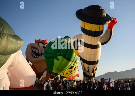 Albuquerque, États-Unis. 11 octobre 2024. Des montgolfières de forme spéciale assorties sont gonflées pendant le rodéo de forme spéciale lors de la 52e édition annuelle de la Fiesta internationale de montgolfières d'Albuquerque au Balloon Fiesta Park le 11 octobre 2024 à Albuquerque, Nouveau-Mexique. (Photo de Sam Wasson/Sipa USA) crédit : Sipa USA/Alamy Live News Banque D'Images