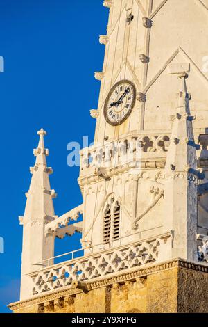 France, Charente-maritime, Ile-de-Ré, Ars-en-Ré, labellisée les plus Beaux villages de France, église Saint-Étienne du XVe siècle, son clocher peint en noir et blanc sert de référence aux marins (navigation) Banque D'Images