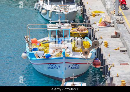 Grèce, îles du Dodécanèse, bateaux de pêche, Livadia, île de Tilos Banque D'Images