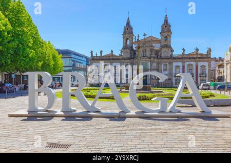 Portugal, province de Minho, Braga, place Carlos Amarante avec l'église Sao Marcos du 18ème siècle en arrière-plan Banque D'Images