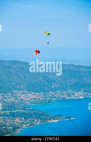 France, haute-Savoie, Montmin, parapente sur le lac d'Annecy depuis le col de la Forclaz Banque D'Images