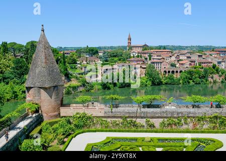 France, Tarn, Albi, cité épiscopale classée au patrimoine mondial de l'UNESCO, jardins du Palais de la Berbie avec le Tarn et le quartier de la Madeleine en arrière-plan Banque D'Images