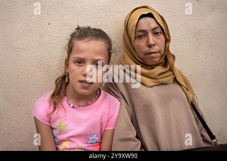 Saida, Liban. 10 octobre 2024. Une mère et une fille déplacées posent pour une photo, dans une école de Saida où elles vivent après avoir été forcées de fuir leur maison par des bombardements. La guerre entre Israël et le Hezbollah a déplacé plus de 1,2 millions de personnes et tué plus de 2 000 personnes. Crédit : SOPA images Limited/Alamy Live News Banque D'Images